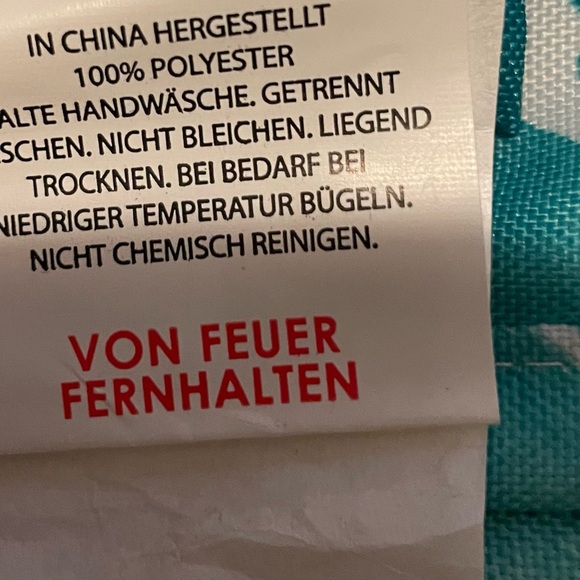 ISAAC MIZRAHI Reversible Water Repellent Picnic Blanket with Matching Tote - Picture 5 of 9